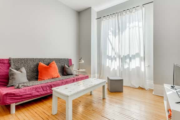 Little Italy Bright 1 Bedroom - Image 1